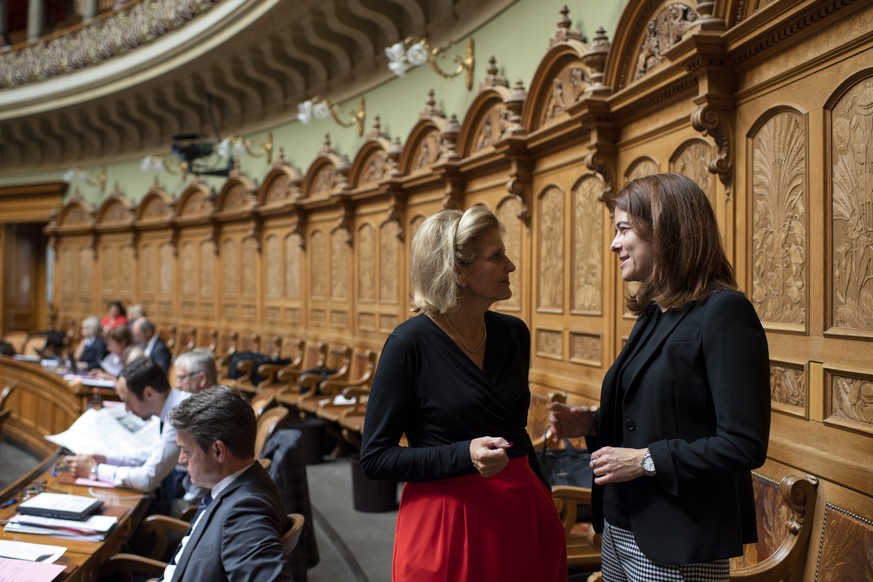 Doris Fiala, FDP-ZH, links, und Petra Goessi, FDP-SZ, rechts, sprechen an der Herbstsession der Eidgenoessischen Raete, am Donnerstag, 27. September 2018 im Nationalrat in Bern. (KEYSTONE/Anthony Anex ...