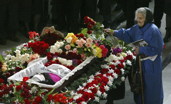 A woman lays flowers at the coffin of slain journalist Anna Politkovskaya during a funeral ceremony at Troyekurovskoye cemetery in Moscow, Tuesday, Oct. 10, 2006. Anna Politkovskaya, 48, was fatally s ...
