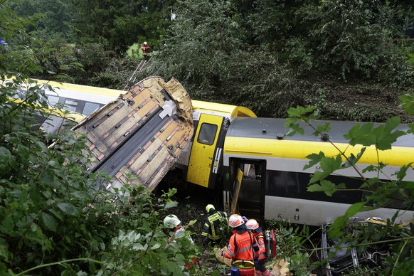 dpatopbilder - 27.07.2025, Baden-W�rttemberg, Riedlingen: Rettungskr�fte suchen in einem entgleisten Zug nach Fahrg�sten. Der Personenzug ist im Kreis Biberach zwischen den Ortsteilen Zweifaltendorf u ...