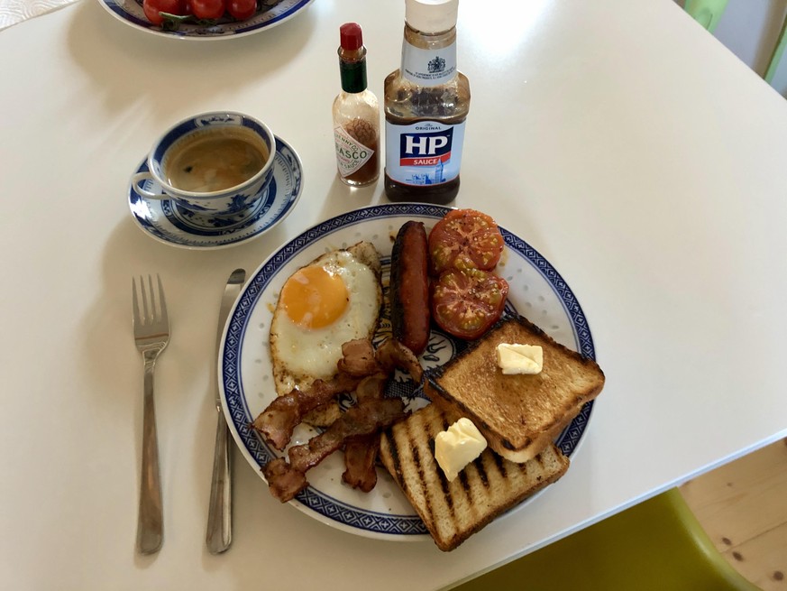 full english breakfast spiegelei wurst speck toast tomaten kaffee tabasco hp brown sauce baroni essen food