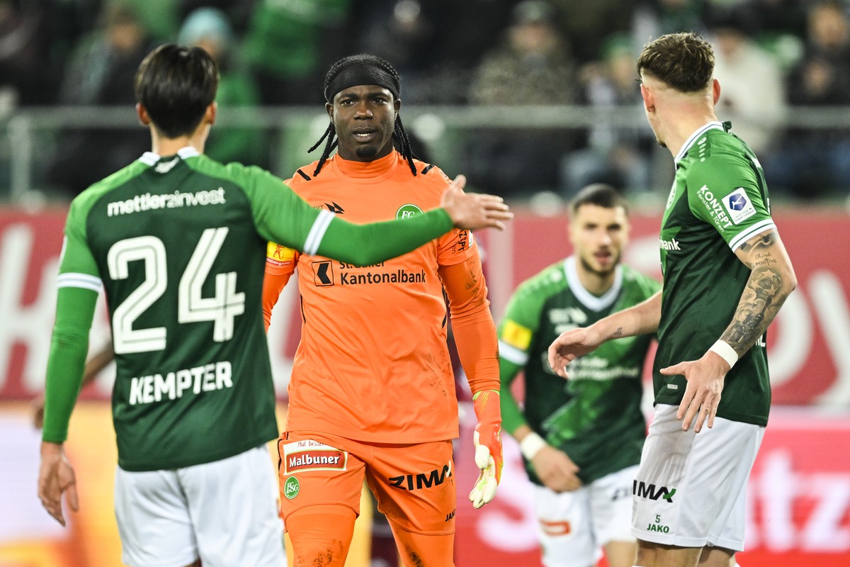 St. Gallens Torhueter Ati Zigi Lawrence jubelt mit Team nach einer Parade, im Fussball Super League Spiel zwischen dem FC St. Gallen und dem Servette FC, am Samstag, 4. Februar 2023, im kybunpark in S ...