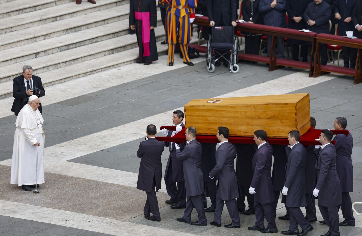 epa10390185 Pope Francis blesses the coffin carrying the body of Pope Emeritus Benedict XVI (Joseph Ratzinger) during the pontiff's funeral ceremony in Saint Peter's Square, in Vatican City, ...