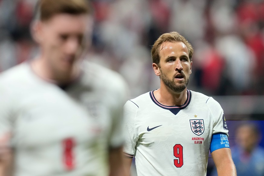 England's Harry Kane, right, leaves the pitch at the end of the first half during the World Cup semifinal soccer match between England and Argentina in Atlanta, Wednesday, July 15, 2026. (AP Phot ...