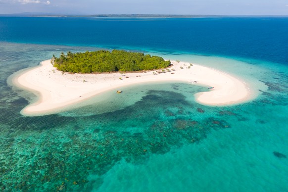 Patawan Island. Kleine tropische Insel mit weissem Sandstrand. Schöne Insel im Atoll, Blick von oben. Die Natur der Philippinischen Inseln.