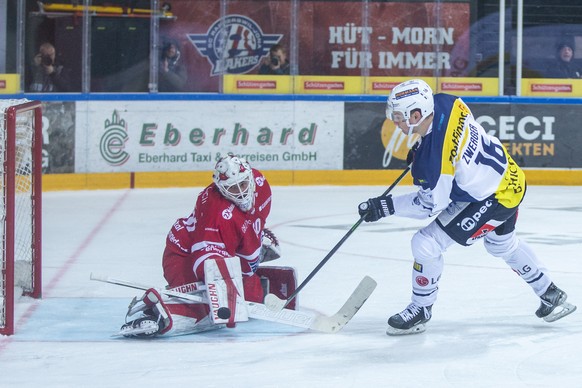 SC Rapperswil-Jona Lakers Torhueter Melvin Nyffeler, links, gegen HC Ambri-Piotta Stuermer Dominic Zwerger waehrend dem Eishockey-Meisterschaftsspiel der National League zwischen den SC Rapperswil-Jon ...