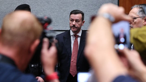 epa12452401 Rene Benko is seen prior to the main hearing in the criminal case against him for fraudulent bankruptcy at the Innsbruck Regional Court in Innsbruck, Austria, 14 October 2025. The defendan ...
