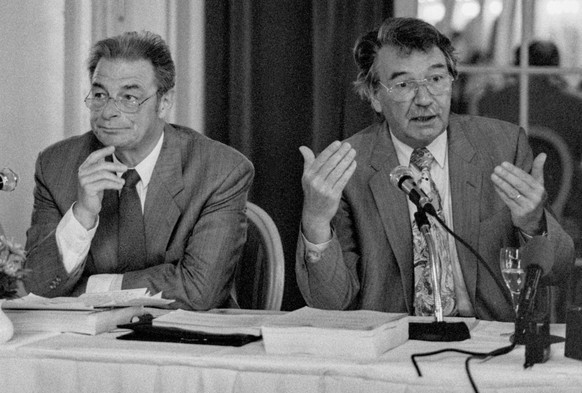 Der Schweizer Delegationsvorsteher Jakob Kellenberger und die Bundesraete Jean-Pascal Delamuraz und Rene Felber, v.l.n.r., an einer Pressekonferenz des Bundesrats zur Europaeischen Gemeinschaft (EG) u ...