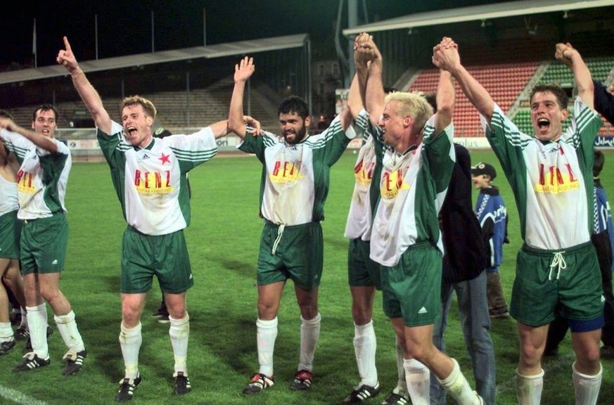 Die Spieler von Red Star bejubeln ihren ihren 2:1 Sieg beim Cup-Viertelsfinalsspiel Red Star - Lugano am Mittwoch, 5. Mai 1999 in Zuerich. (KEYSTONE/Christoph Ruckstuhl)