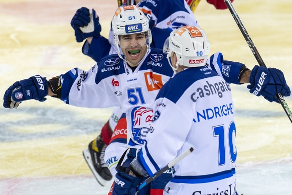 Lions Justin Azevedo, links, und Sven Andrighetto, jubeln waehrend dem Meisterschaftsspiel der National League, zwischen den SCL Tigers und den ZSC Lions, am Samstag 18. September 2021, im Ilfisstadio ...