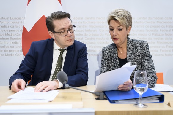 Bundesraetin Karin Keller-Sutter, Vorsteherin des Eidgenoessischen Justiz- und Polizeidepartements (EJPD), rechts, spricht mit Regierungsrat Benedikt Wuerth, Praesident der Konferenz der Kantonsregier ...