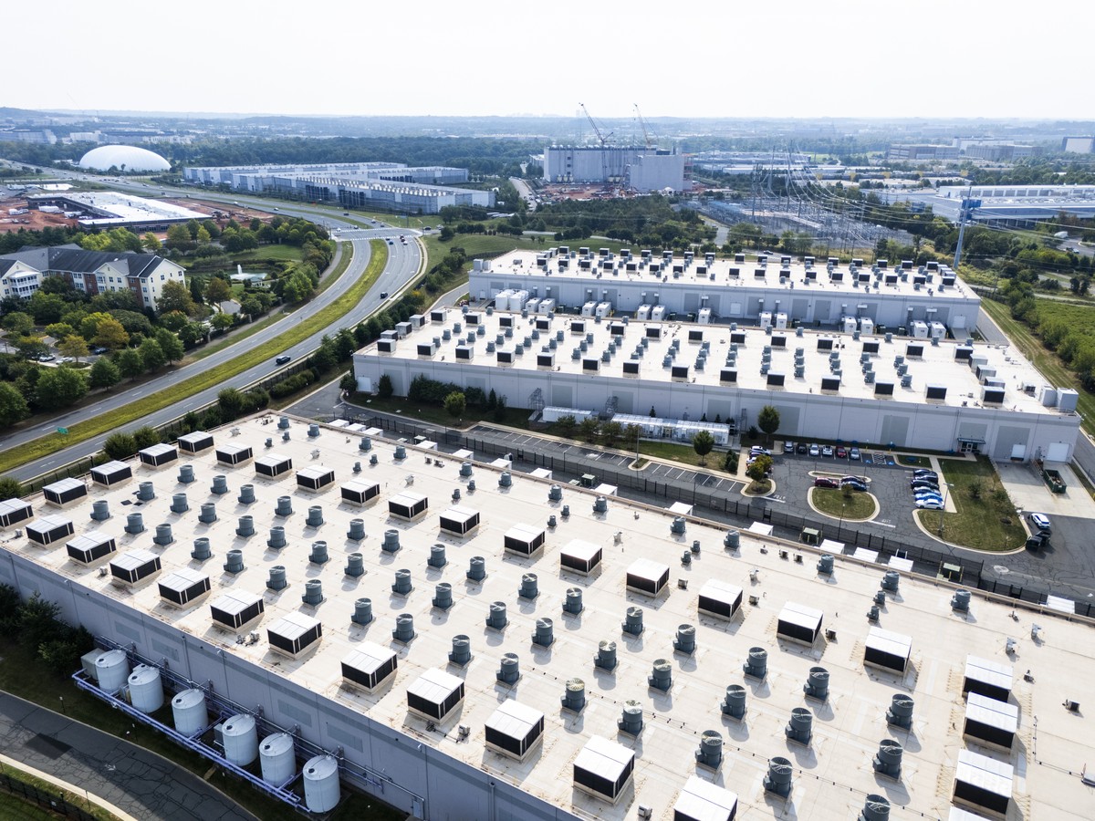 epa12400426 An image made with a drone shows an Amazon Web Services (AWS) data center in Ashburn, Virginia, USA, 23 September 2025. Virginia is home to more than 650 data centers, the highest concentr ...