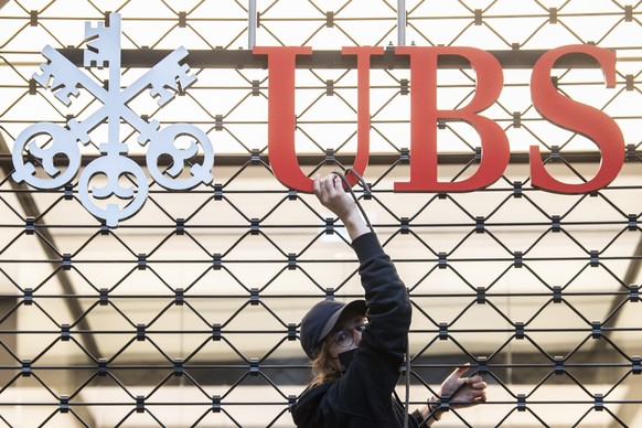 Menschen der Gruppierung von &quot;Rise Up for Change&quot; besetzten unter dem Motto &quot;Transparenz aller Finanzfluesse&quot; den Paradenplatz mit den Privatbanken Credit Suisse und UBS, aufgenomm ...