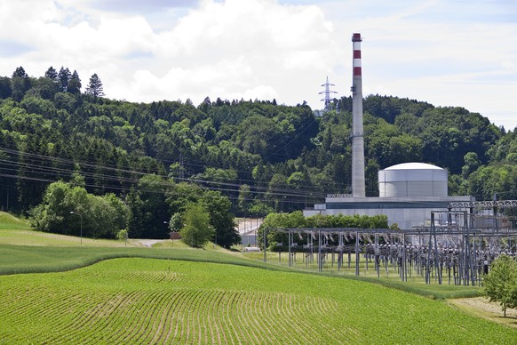 ARCHIVBILD ZUR MEDIENKONFERENZ VON BKW UEBER DIE ABSCHALTUNG DES AKW MUEHLEBERG, AM FREITAG, 20. SEPTEMBER 2019 - Nuclear power plant Muehleberg with the substation in the foreground in the canton of  ...