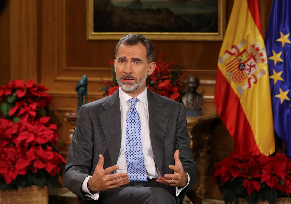 epa06404888 A picture made available on 24 December 2017 shows Spain's King Felipe VI during his traditional Christmas message at La Zarzuela Palace, Madrid, Spain, on 23 December 2017. EPA/BALLE ...