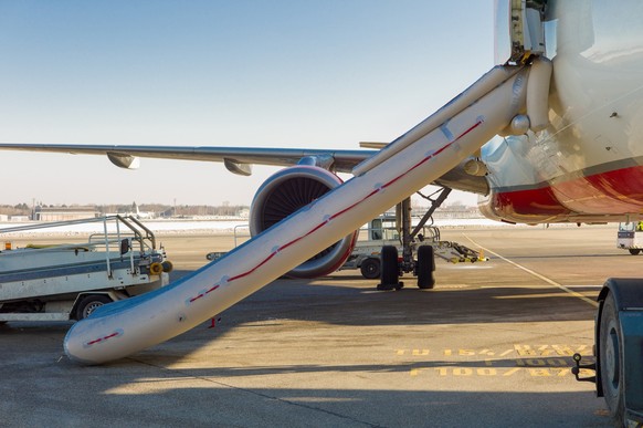 Der Passagier hat das Flugzeug über die Notrutsche verlassen. (Symbolbild)