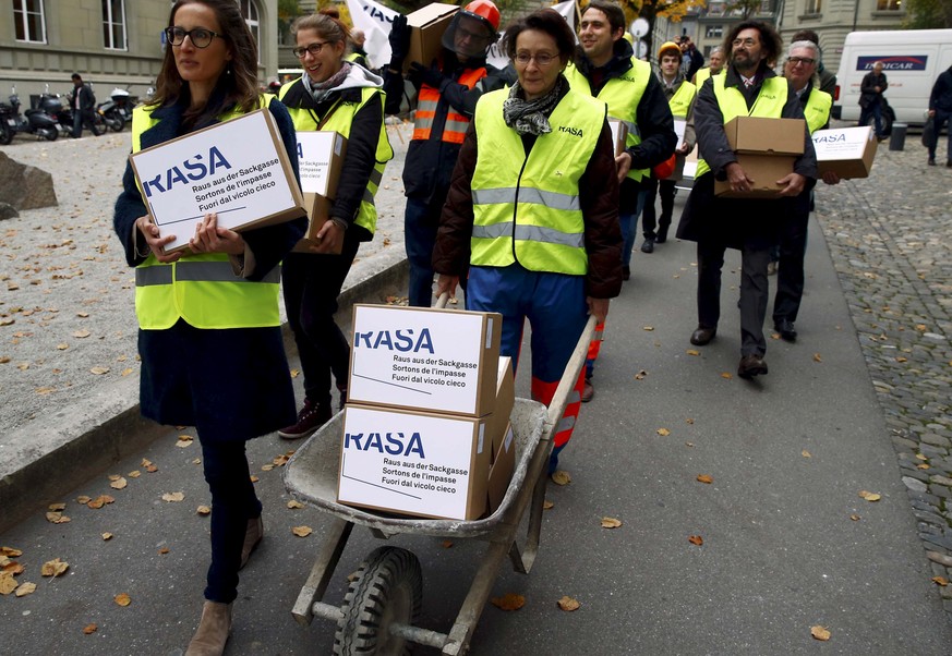 REFILE - CLARIFYING CAPTION Members of the RASA - &#039;Raus aus der Sackgasse&#039; (Out of the dead end) initiative committee hand over boxes with more than 100.000 signatures supporting the cancell ...