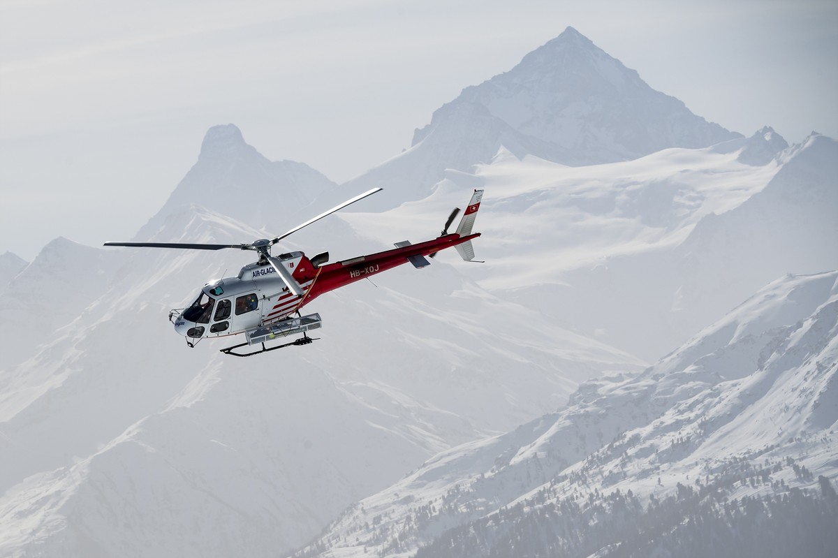 ARCHIV - ZUR VERGABE DES MANDATS ZUR BERGRETTUNG IM WALLIS ZWISCHEN DER AIR ZERMATT, DER AIR-GLACIERS UND DER REGA STELLEN WIR IHNEN FOLGENDES BILDMATERIAL ZUR VERFUEGUNG - A helicopter from the compa ...