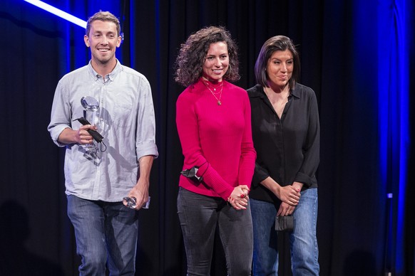 Die JournalistInnen der Tageszeitung Le Temps, Sylvia Revello, Celia Heron, und Boris Busslinger, von rechts, freuen sich als Preistraeger Journalist und Journalistinnen des Jahres fuer ihre Recherche ...