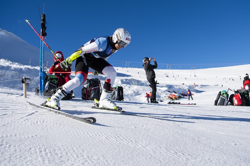 Corinne Suter, la skieuse suisse en action lors d&#039;un entrainement de l&#039;equipe suisse de ski alpin sur le glacier du Theodule a 3&#039;883 metres d&#039;altitude sous le Petit Cervin (Klein M ...