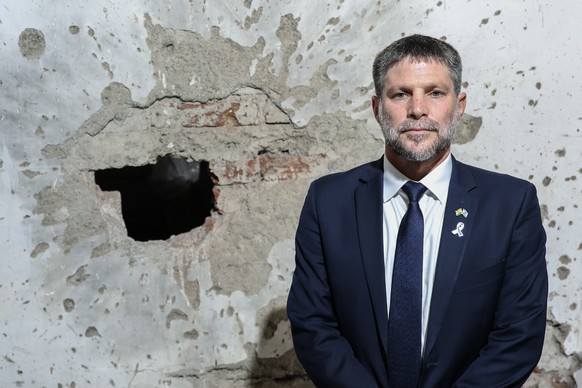 epa12364688 Israeli Finance Minister Bezalel Smotrich visits Nariman House to pay his respects to the victims of the 26/11 Mumbai terror attacks, in Mumbai, India, 09 September 2025. Smotrich visited  ...