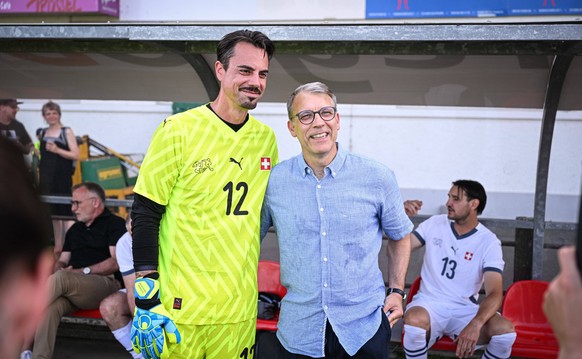 Fussball 14.06.2025 Jubilaeumsspiel: Suisse Legends gegen FC Post Solothurn 80 Jahre, Kurdische FC Solothurn 50 Jahre alt. Torwart Diego Benaglio li, Schweiz mit Praesident Peter Knaebel re, Schweizer ...