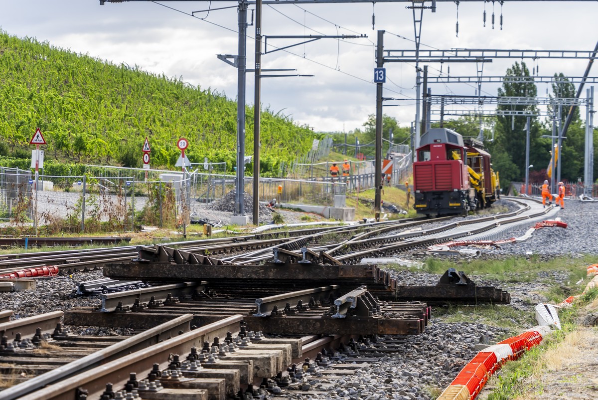 Des ouvriers travaillent au remplacement des rails sur la ligne des CFF Cornavin - La Plaine, ce lundi 27 juillet 2026 a La Plaine pres de Geneve. La gare de La Plaine (GE) accueillera des voies toute ...