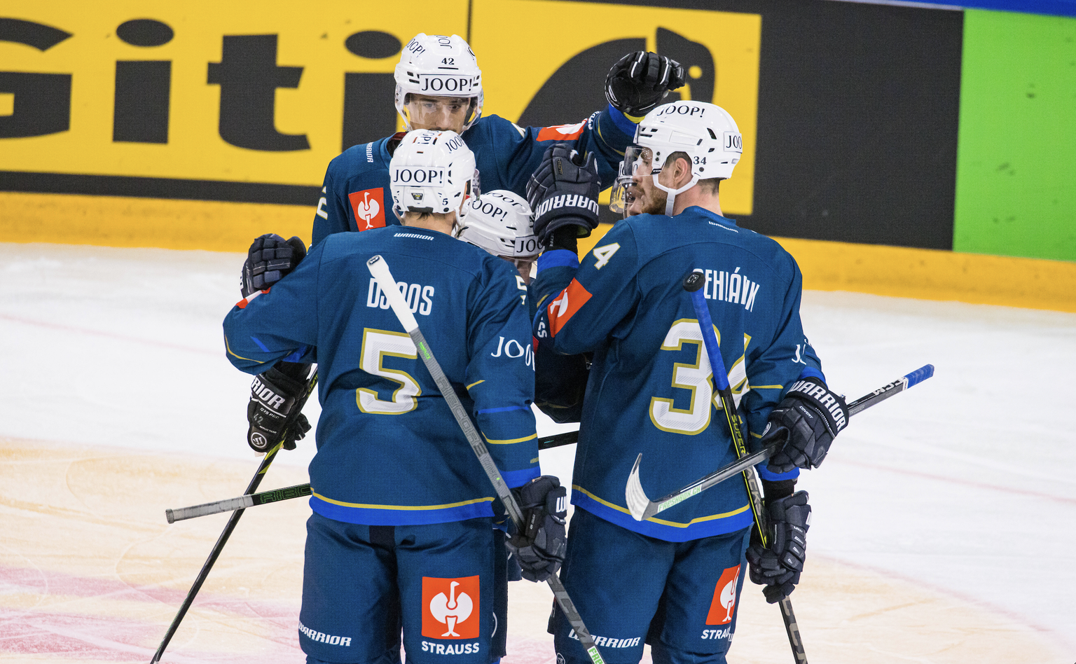 In der 7. Spielminute kann der EV Zug erstmals jubel. Stürmer 46 Lino Martschini bringt die Innerschweizer in Front. (Zug, Schweiz, 10.09.2022) Eishockey *** In the 7 minute of the game, EV Zug can ch ...