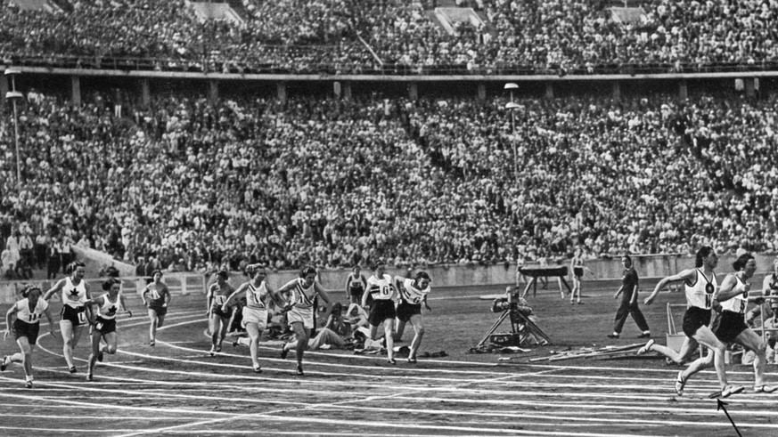 Women s relay race 1936 Olympics, Berlin - The dramatic monment that decided the women s relay. The German runner goes into the final straights. Dollinger and Dorffeldt want to change, in the back is  ...