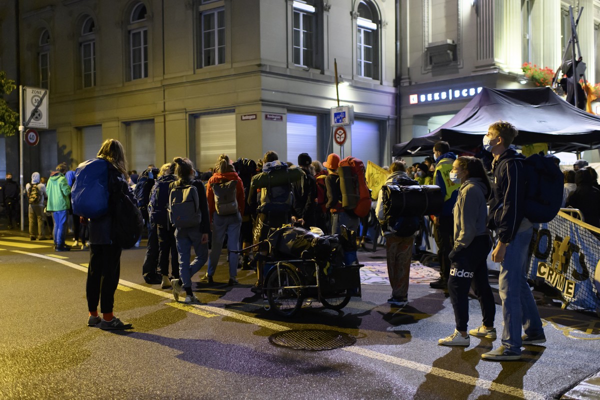 epa08689560 Climate activists leave Bundesplatz after a call to the police during their Rise up for Change protest, in front of the Swiss parliament building, the Bundeshaus, in Bern, Switzerland, 23  ...