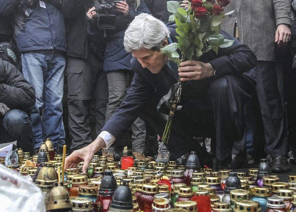 US-Aussenminister John Kerry legt beim Mahnmal für die Opfer des Umsturzes in Kiew Blumen nieder.