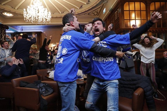 Britain Football Soccer - Leicester City fans watch the Chelsea v Tottenham Hotspur game in pub in Leicester - 2/5/16
Leicester City fans celebrate Chelsea&#039;s second goal
Reuters / Eddie Keogh
 ...