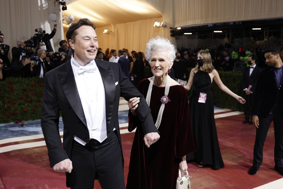 Elon Musk besuchte die Met-Gala mit seiner Mutter Maye.