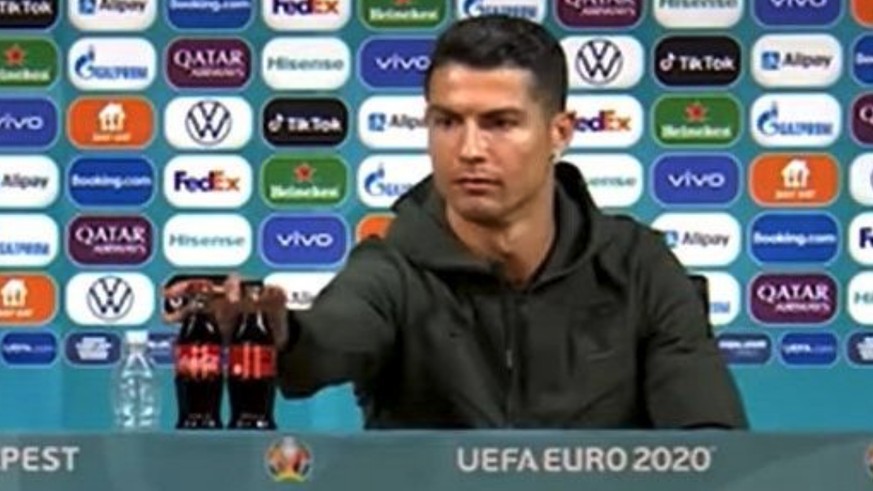 Cristiano Ronaldo räumt zwei Getränkeflaschen weg – eine Tat mit Folgen.