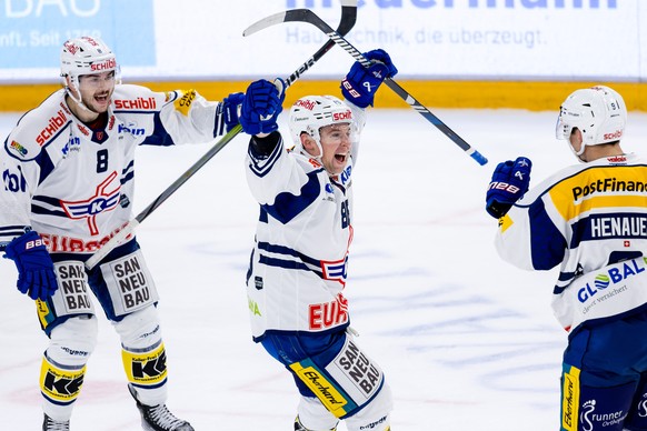 EHC Klotens Marc Marchon, Tyler Morley und Mika Henauer, von links, bejubeln das Tor zum 2:3 im Eishockey Qualifikationsspiel der National League zwischen dem EV Zug und dem EHC Kloten am Freitag, 1.  ...