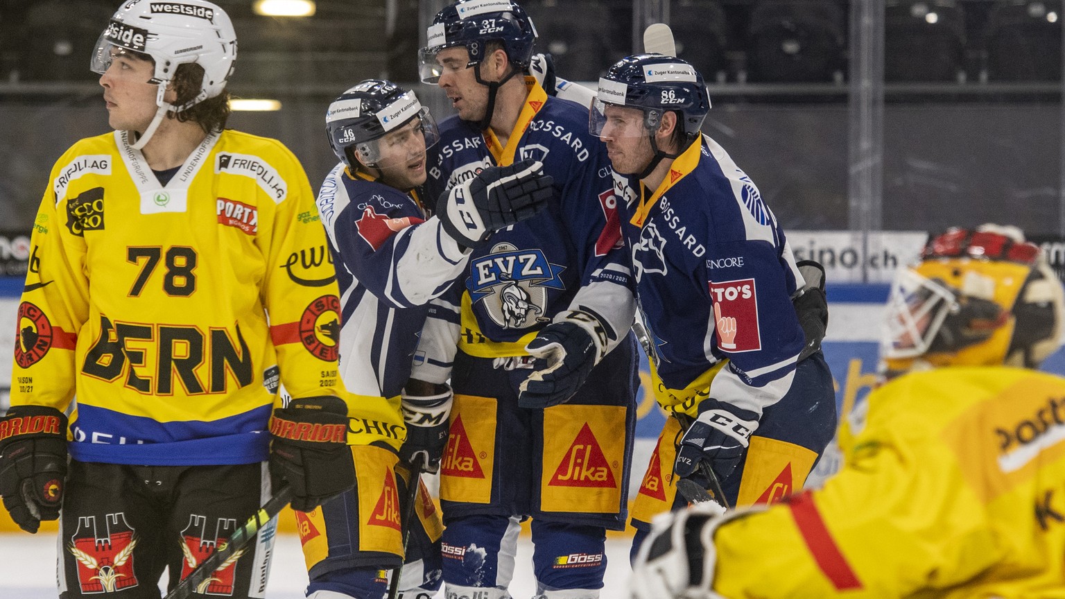 Die Zuger mit Lino Martschini, Nick Shore und Erik Thorell, von links, feiern ein Tor beim Eishockey Meisterschaftsspiel in der Qualifikation der National League zwischen dem EV Zug und dem SC Bern vo ...