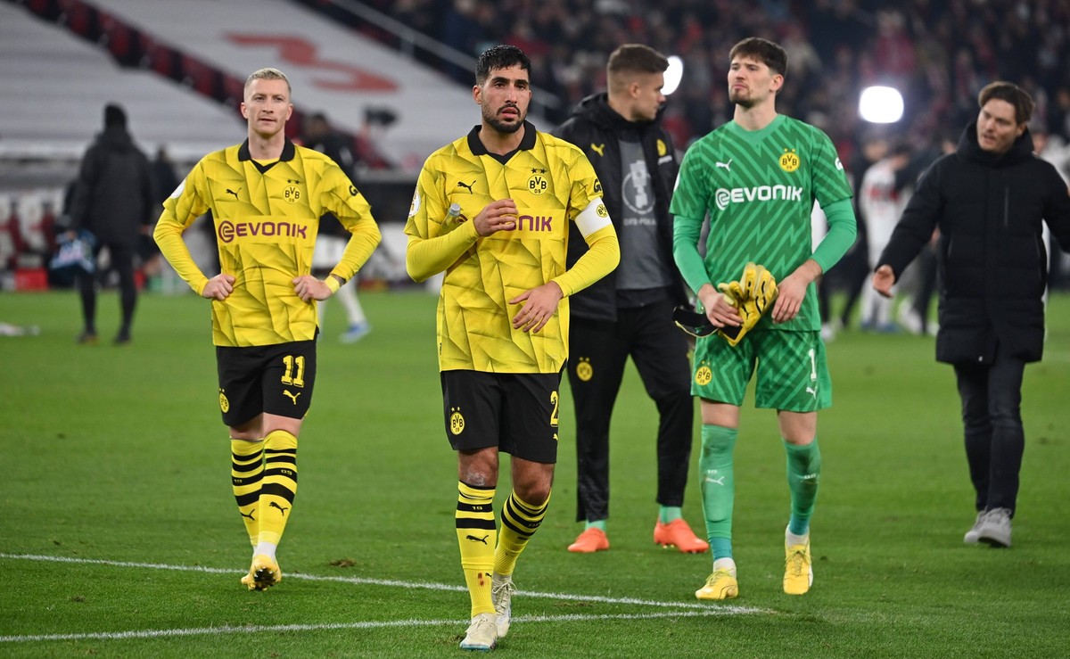 v.li:Marco REUS Borussia Dortmund , Emre CAN Borussia Dortmund, Torwart Gregor KOBEL Borussia Dortmund, Edin TERZIC Trainer Borussia Dortmund nach Spielende, Enttaeuschung,Frust,enttaeuscht, frustrier ...