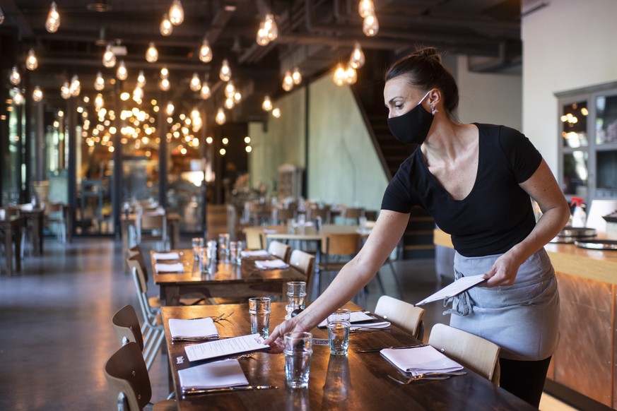 Chantal von dem Restaurant daizy deckt die Tische fuer den Mittagstisch ein, aufgenommen am Montag, 31. Mai 2021 in Zuerich. Ab heute duerfen die Restaurants auch die Tische im Innenbereich wieder bes ...