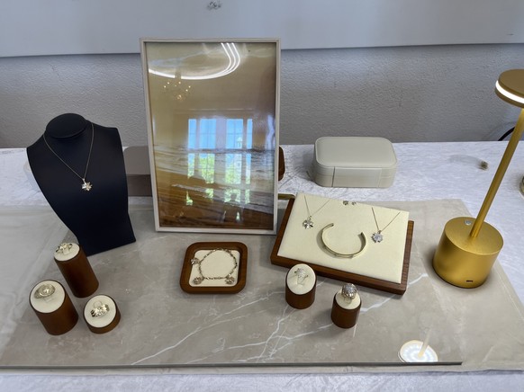 Bei den Veranstaltungen werden Schmuck mit esoterischen Symbolen und Bücher verkauft.