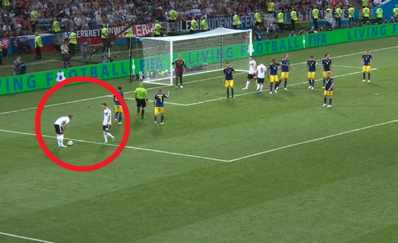 Kroos und Reus sprechen sich vor dem Freistoss ab.