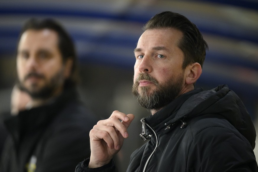 L&#039;entraineur soleurois Lars Leuenberger lors de la finale de playoff acte 1 du championnat suisse de hockey sur glace de Swiss League LNB, entre HC La Chaux-de-Fonds, HCC, et EHC Olten ce mercred ...