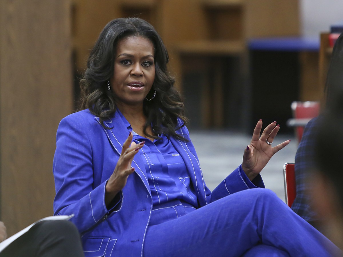 ARCHIV - Michelle Obama, ehemalige First Lady der USA, spricht an ihrer ehemaligen Schule, der Whitney M. Young Magnet High School, mit Sch