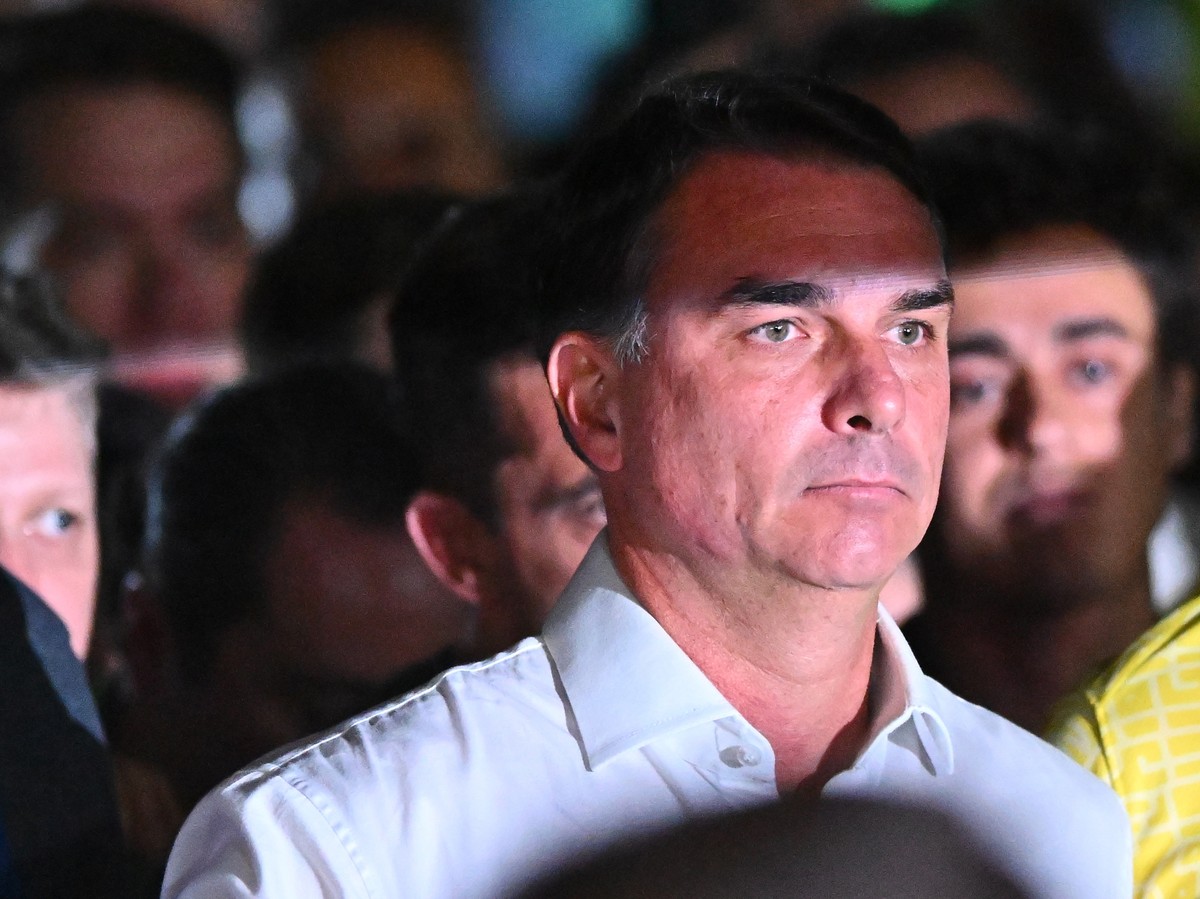 epa13332044 Brazilian presidential candidate Flavio Bolsonaro arrives to deliver a speech after the presidential runoff election in Brasilia, Brazil, 25 October 2026. Brazilian President Luiz Inacio L ...