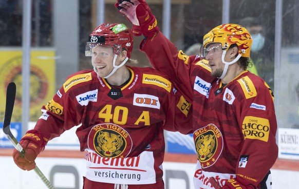 Tigers Flavio Schmutz, links, und Topscorer Jesper Olofsson, jubeln beim 4:2 waehrend dem Qualifikations-Spiel der National League, zwischen den SCL Tigers und dem HC Lugano, am Freitag 22. Oktober 20 ...