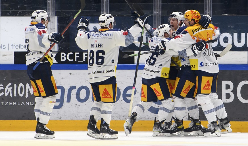 Zugs Jan Kovar jubelt nach seinem Tor zum 4-4 mit seinem Teamkollegen, beim Eishockey Meisterschaftsspiel der National League A zwischen den HC Fribourg Gotteron und dem EV Zug, am Samstag, 30. Oktobe ...