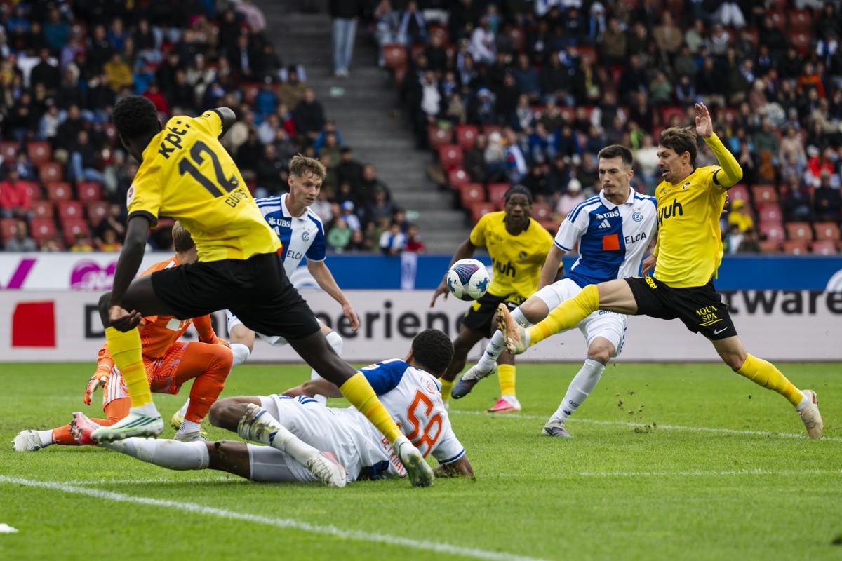 (v.l.n.r) Bahereba Guirassy (YB), Yannick Bettkober (GC), Bujar Pllana (GC), und Christian Fassnacht (YB), kaempfen um den Ball, im Fussball Meisterschaftsspiel der Swiss Super League zwischen dem Gra ...