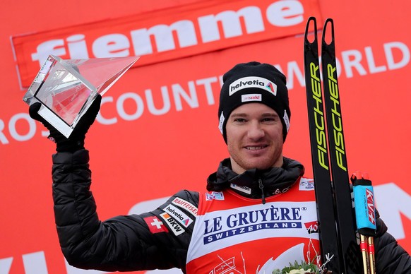 epa06422936 Winner Dario Cologna of Switzerland celebrates on the podium after the men&#039;s 9 km Final Climb Pursuit race at the FIS Tour de Ski event in Val di Fiemme, Italy, 07 January 2018. EPA/A ...