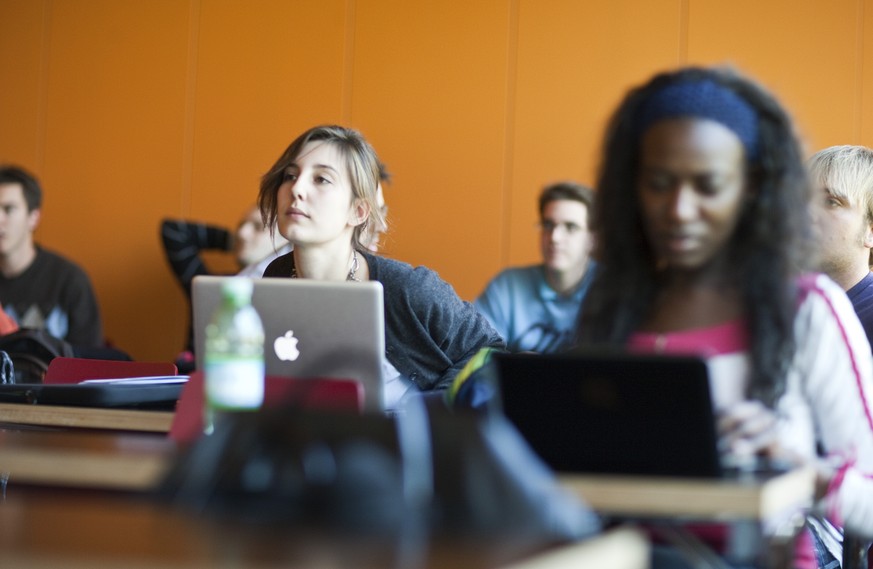 ZUR HEUTIGEN BUNDESRATSSITZUNG STELLEN WIR IHNEN FOLGENDES BILDMATERIAL ZUR VERFUEGUNG - Studentinnen und Studenten der kommunikationswissenschaftlichen Fakultaet folgen am 14. April 2010 im &quot;Pal ...