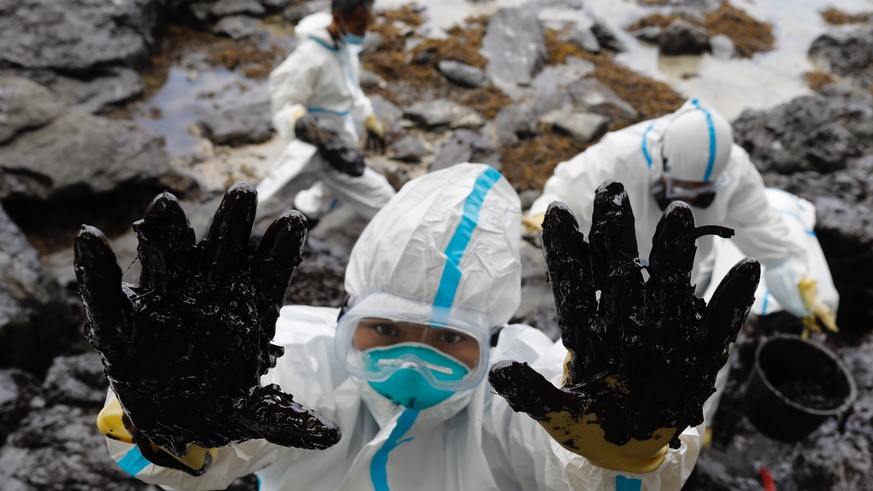 Huge oil spill off Philippines threatens biodiversity hotspot