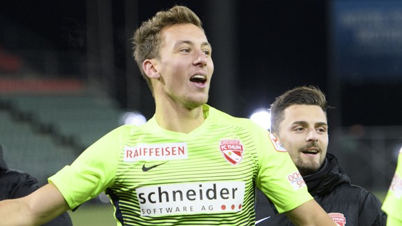 Le joueur bernois Nicolas Buergy celebre la victoire a la fin de la rencontre de football de Super League entre le FC Sion et FC Thun ce samedi 9 decembre 2017 au stade de Tourbillon a Sion. (KEYSTONE ...