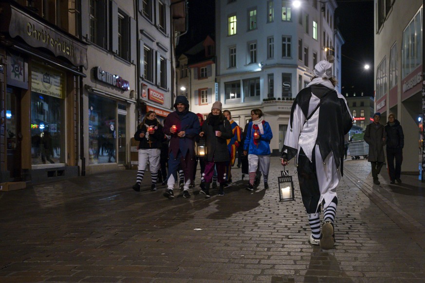 Fasnachtler spazieren mit Kerzen durch die Gassen am nicht stattfindenden Morgestraich in Basel, am Montag Morgen um 04:00 Uhr, am 2. Maerz 2020. Die Behoerden hatten die Drey scheenschte Daeaeg wegen ...